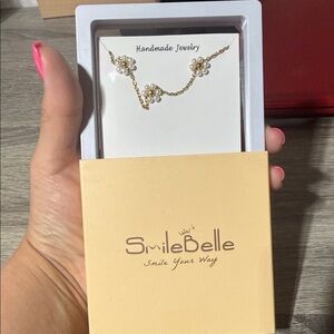 Smile Belle Gold Pearl Flower Necklace - White Pearls
